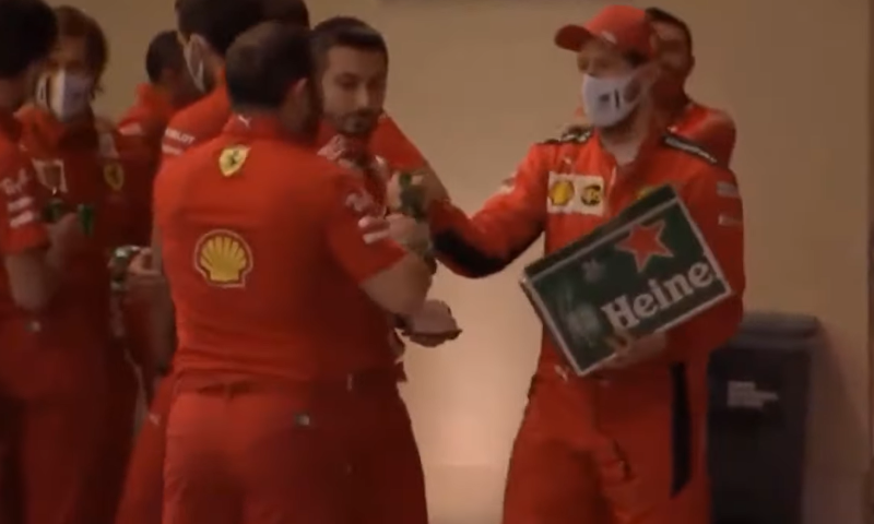 Vettel deelt Heineken bier uit aan het Ferrari team dat hij in 2020 verliet